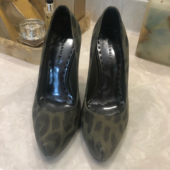 Gianni Bini Pumps, army green faint leopard print fabric, platform, Size 7 - Picture 3 of 16